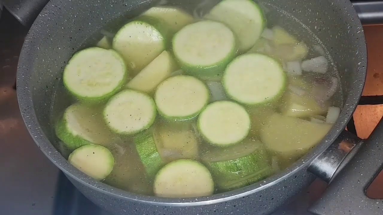 شوربة القرع الاخضر أو الكوسا مع سر نجاحها👍متشبعوش منها لذيذة وصحية وسريعةsoupe courgette