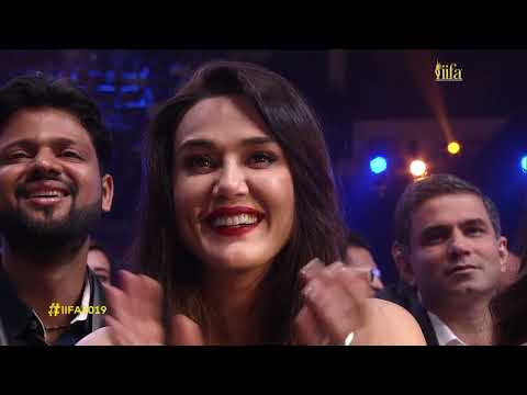 Ayushmann and Aparshakti ne IIFA ke manch par bahot hasaya sabko
