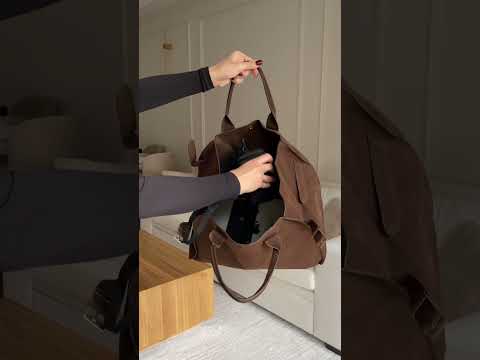 The Henna tote in motion