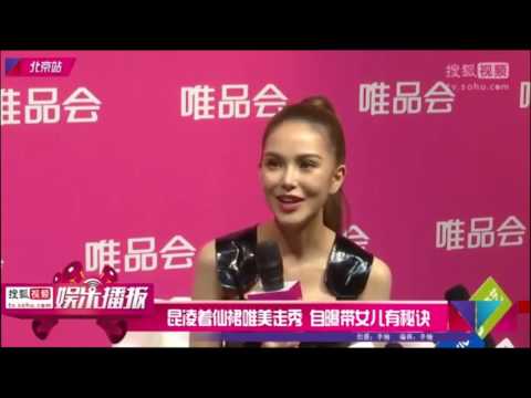 昆凌着仙裙唯美走秀 自曝带女儿有秘诀