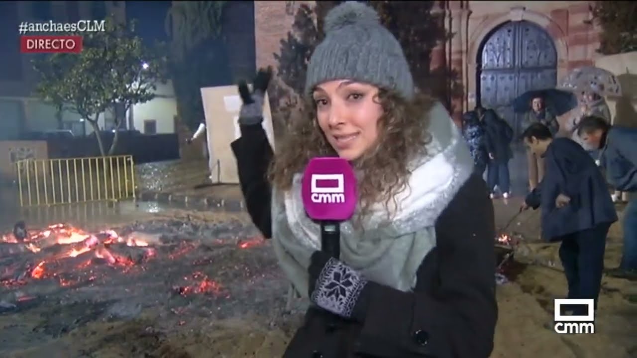 Al calor de la hoguera por San Antón en Castellar de Santiago | Ancha es Castilla-La Mancha