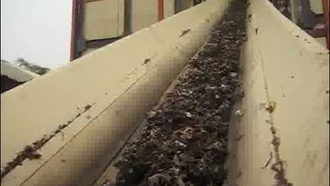 Vận chuyển rác lên tháp ủ bằng băng tải