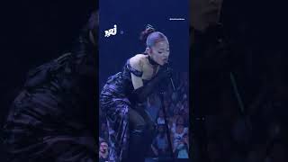Ariana Grande chante ses plus grands hits en 2026 !!