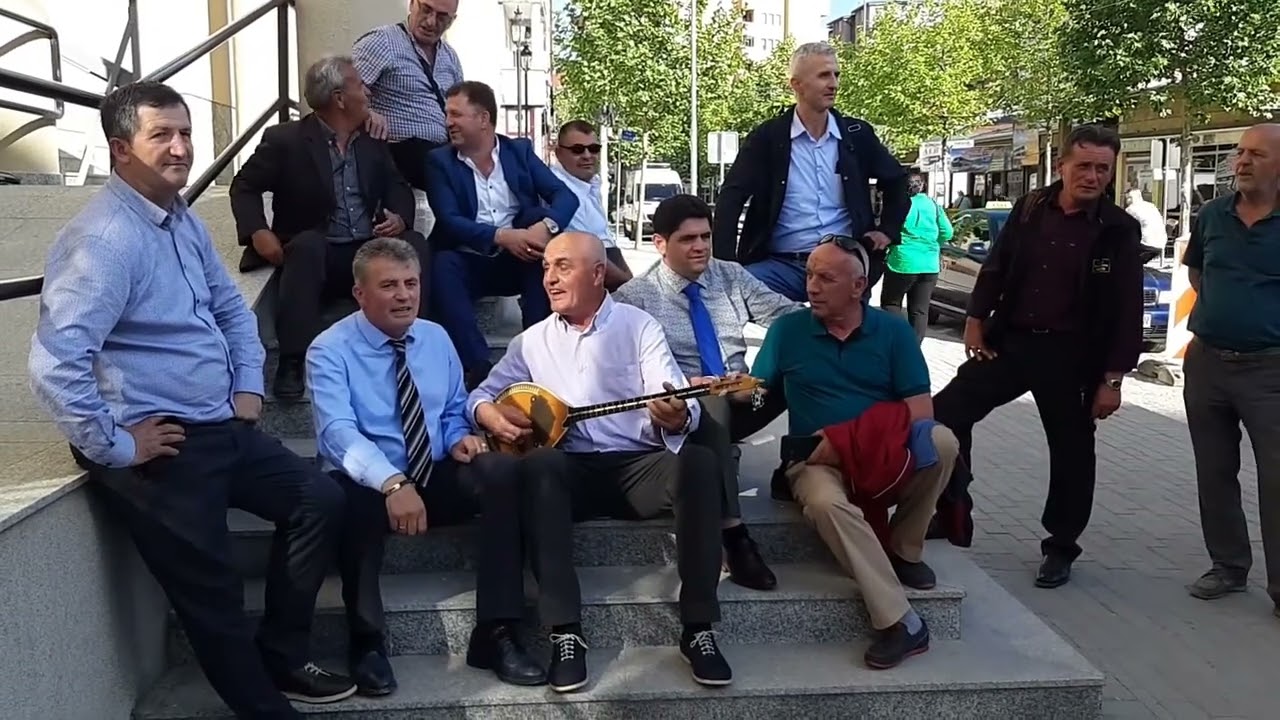 Thrret Prizreni Mori Shkoder AKV nga Mirdita e Shqiperise ne sheshine Vushtrrise