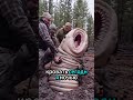 Крошечный Червячок На Пальце — Не Трогай Его
