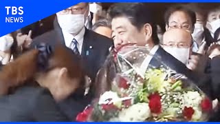 安倍首相が官邸を後に
