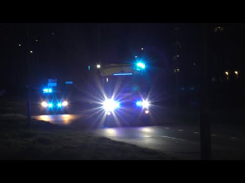 Ambulance 01-174 en politie Delfzijl met spoed naar een onbekende melding in Delfzijl.