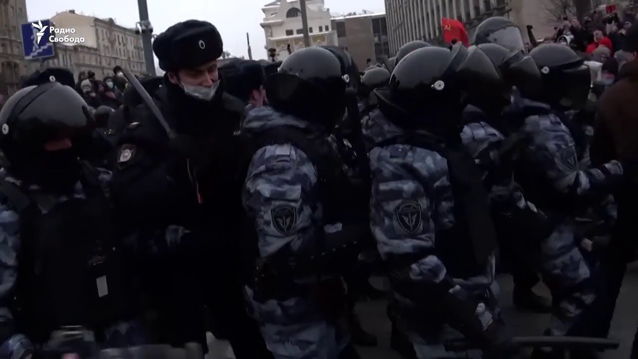 Выступления навального на митингах. Полицейские автобусы на митингах. Уволили ФСО за митинг. Митинги за ССГ.