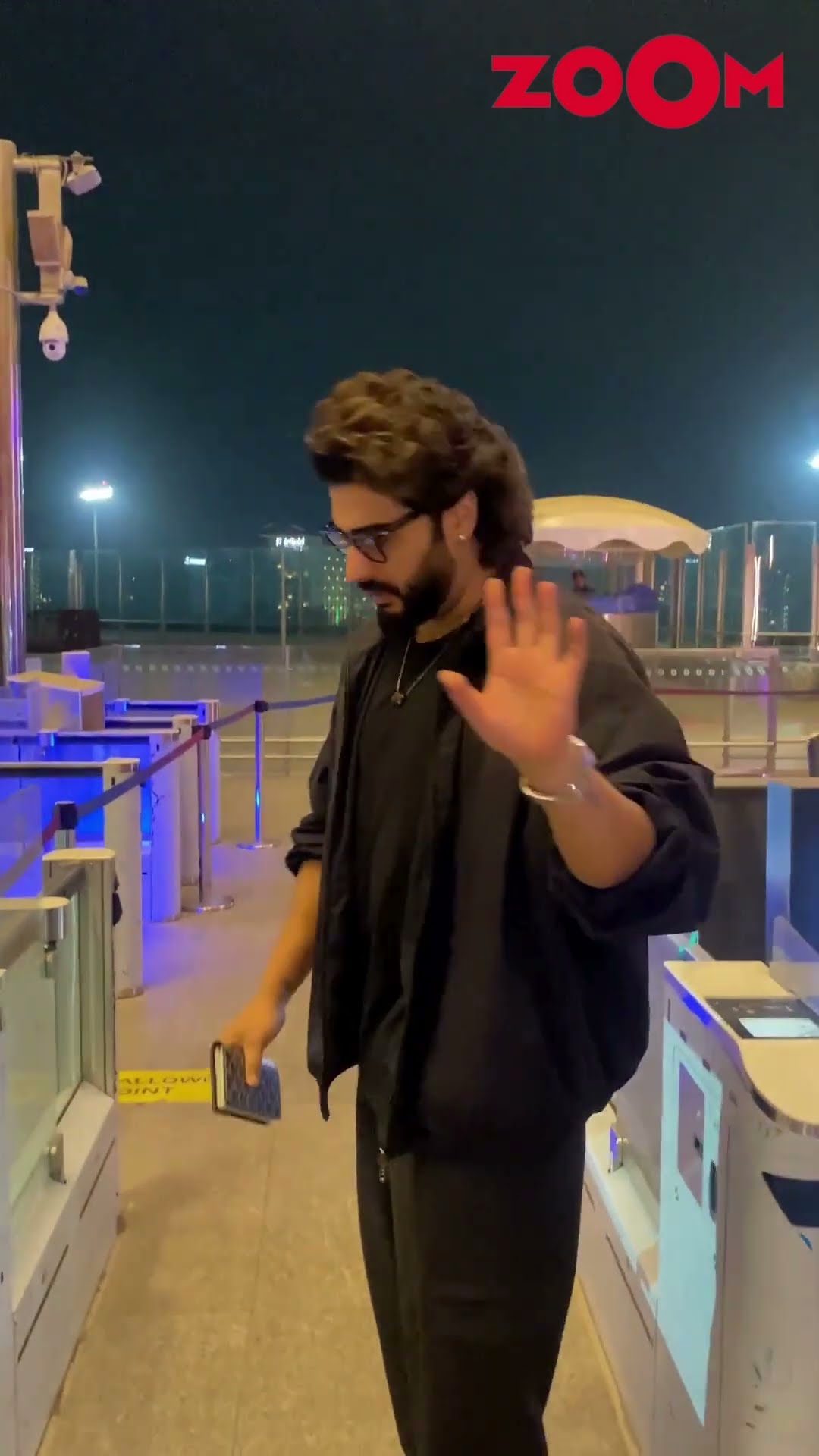 Arjun Kapoor's FUNNY INTERACTION with the paps, wishes them a 'Happy New Year' #arjunkapoor #shorts