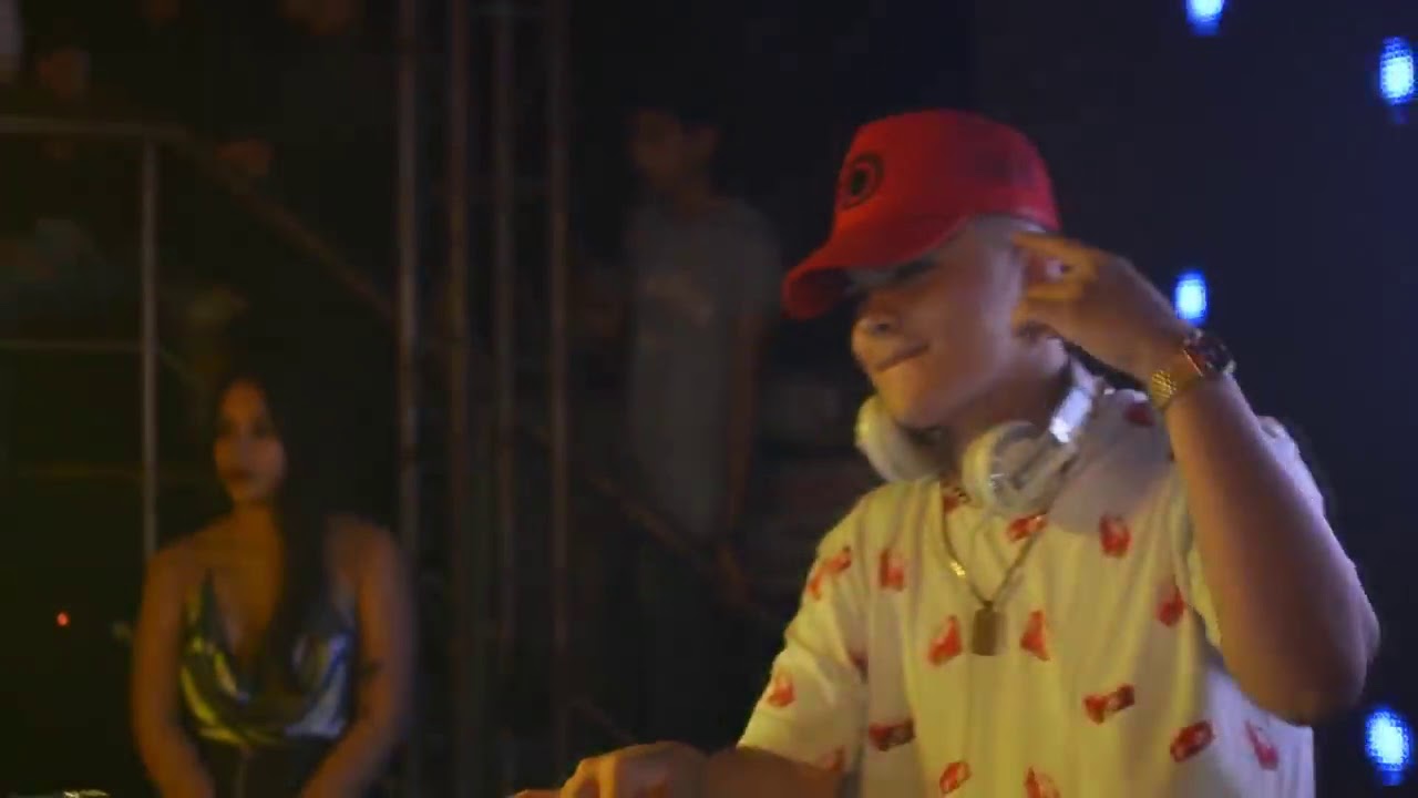 Watch UNO MAS UNO   DJ ALEX ✘ LGANTE FIESTERO REMIX on YouTube