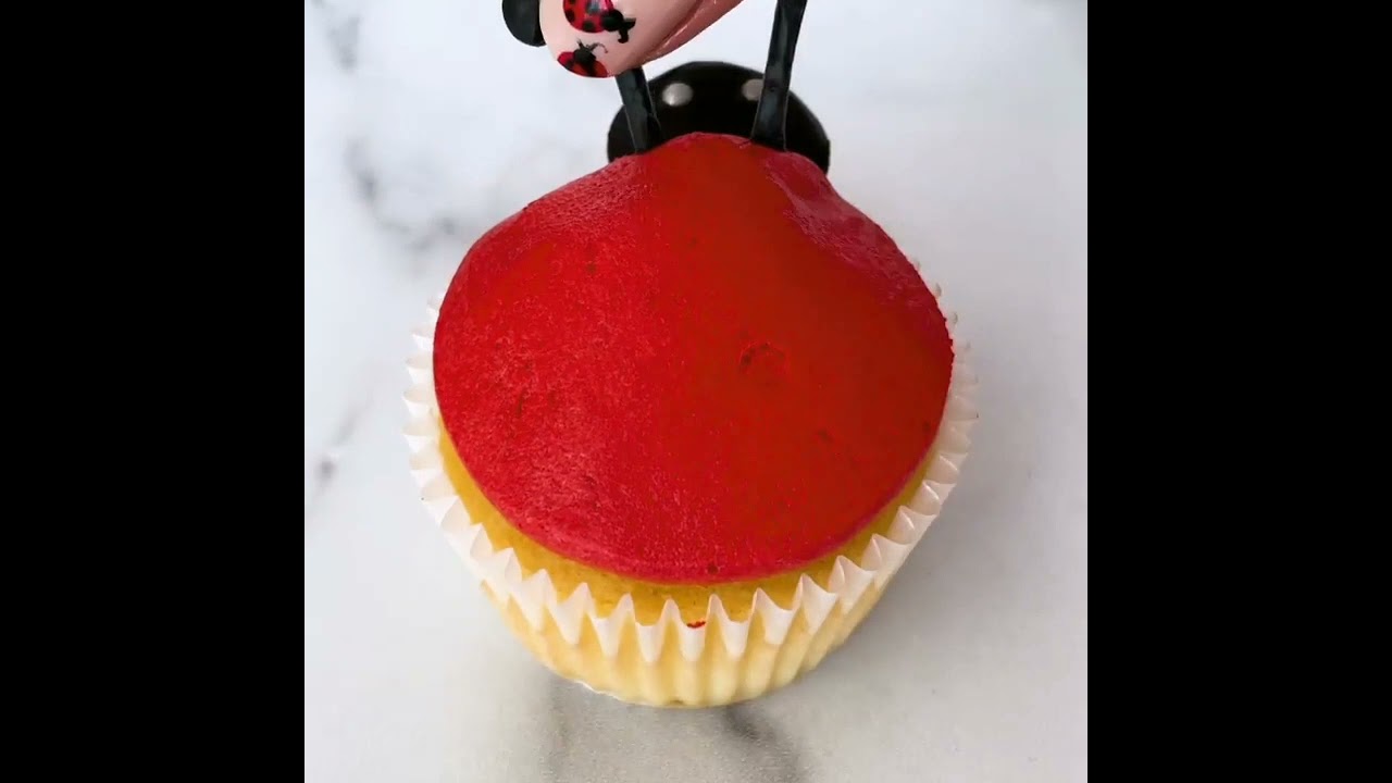 lady (Bug) cake decorating 
