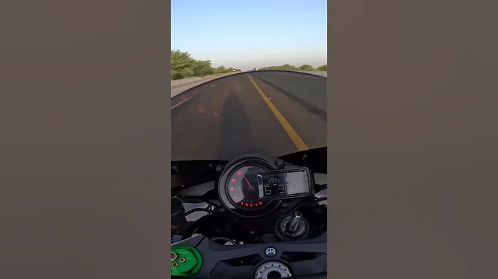 ninja h2r chasing a bmw s1000rr on 330km/h+ #kawasakininjah2r #bmws1000rr #topspeed #ninjah2r