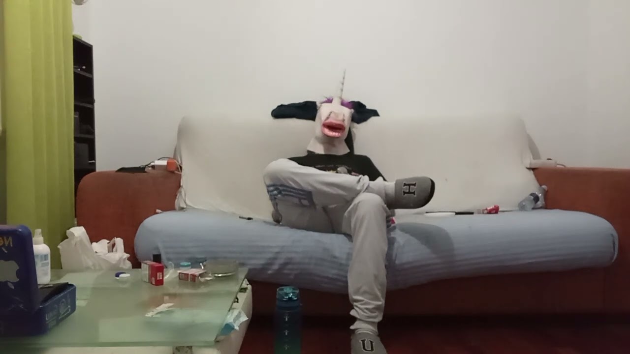 el moji comiendo mi rikisimo yogurth de strachatela