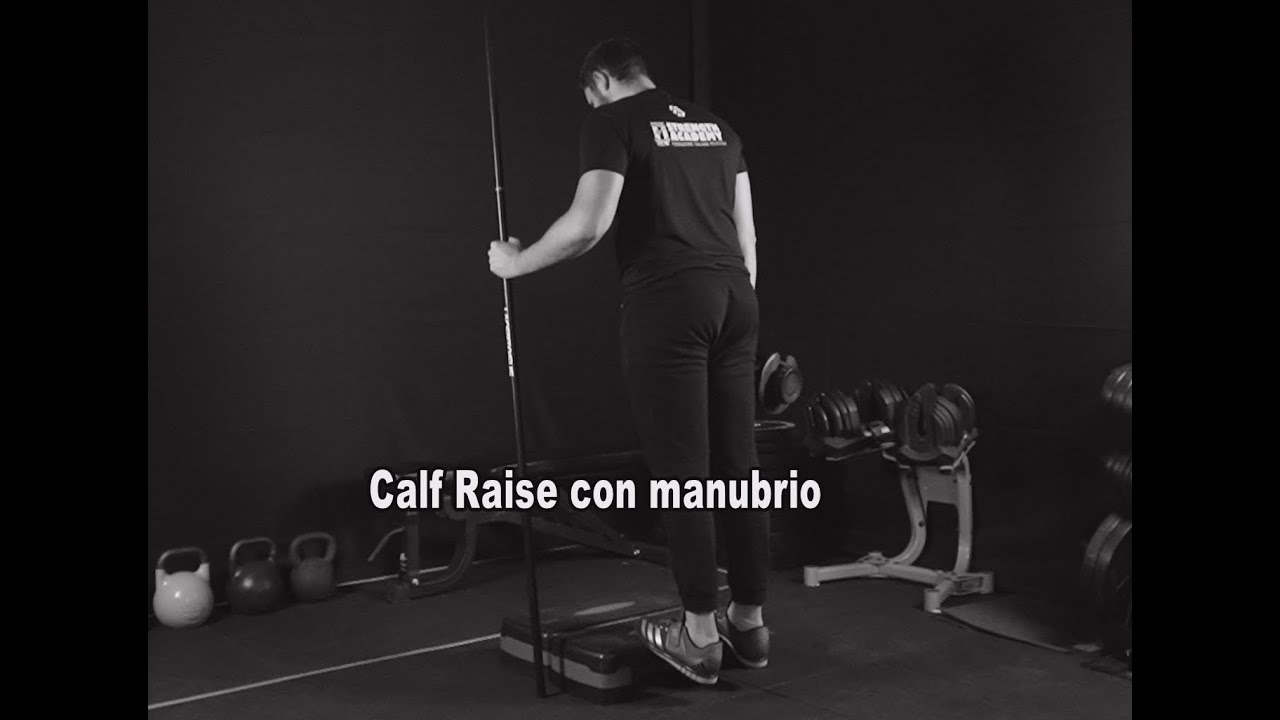 calf in piedi con manubri
