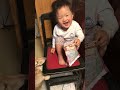 おやつあげに挑戦2歳児