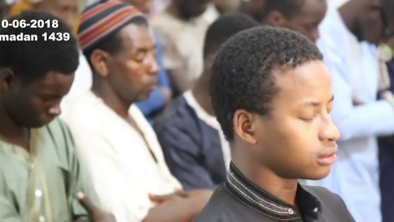 Imam mesjid tak kuasa menahan tangis saat mengimami sholat..MasyaAllah