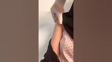 بنت سعودية تاخذ القاح 