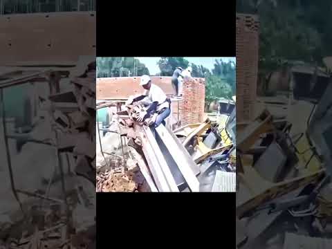 Wenn der Bagger die Säulen nicht fühlen kann… dann müssen sie halt weg 😂🫣