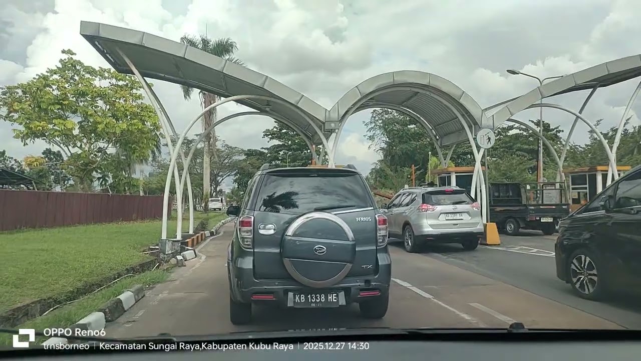 Keluar Parkiran Bandara Supadio Pontianak 