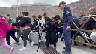 Συνεχίζεται το κύμα φυγής από το νησί της Σαντορίνης | Flash.gr