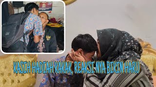 KASIH HADIAH KAKAK, REAKSI NYA BIKIN HARU!!!