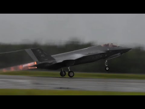 빗속을 뚫고 이륙하는 F-35A 전투기,  미 태평양 공군 <strong>주관</strong> 레드 플레그-알래스카 20-3 훈련에 참가하는 F-35A, 어그래서 전투기 <strong>영상</strong>