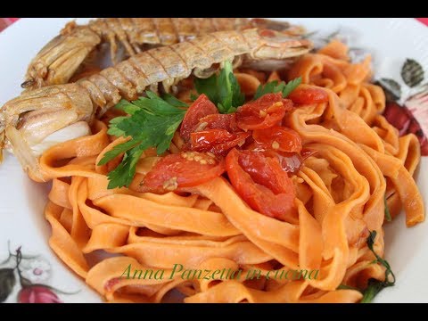 Tagliatelle rosse con cicale di mare