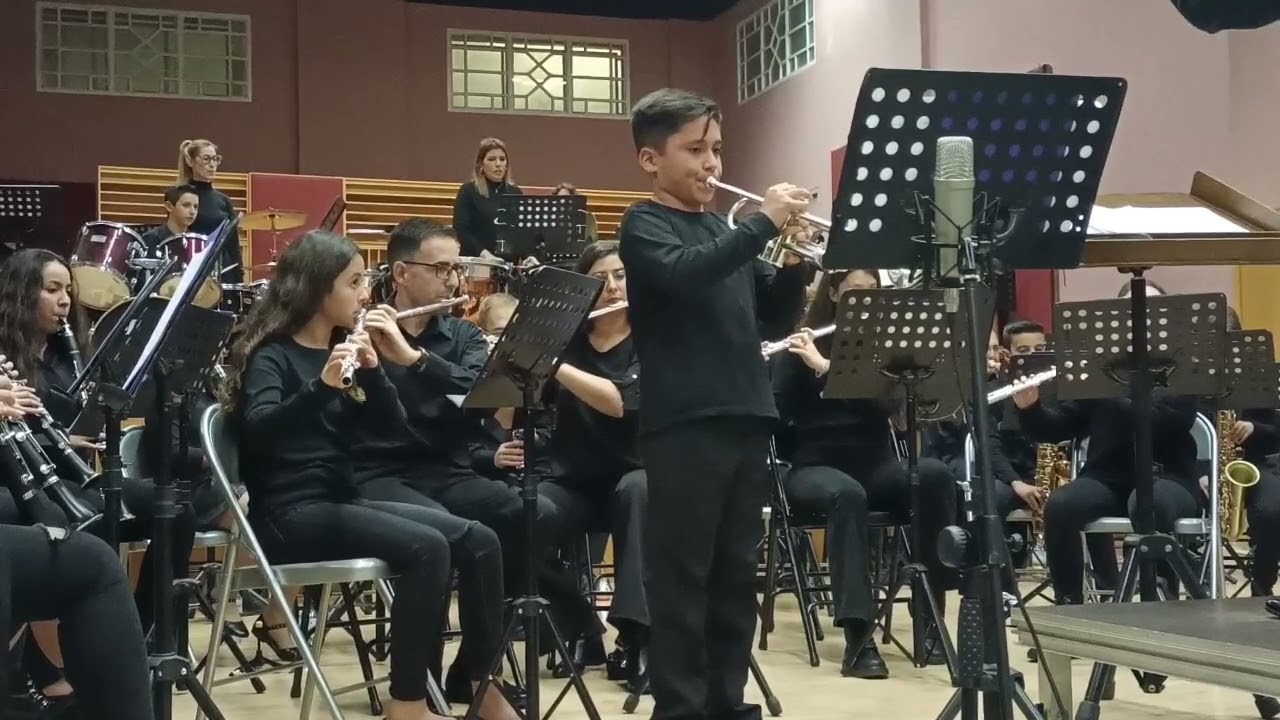 La virgen de la Macarena niño tocando (Toñito Padua integrante de la  Banda Juvenil )