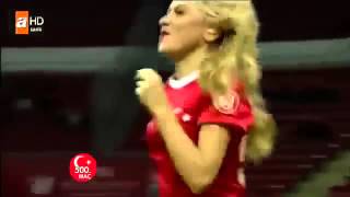 فنانةتركيه تغني في الملعب للمنتخب التركي ٢٠١٥