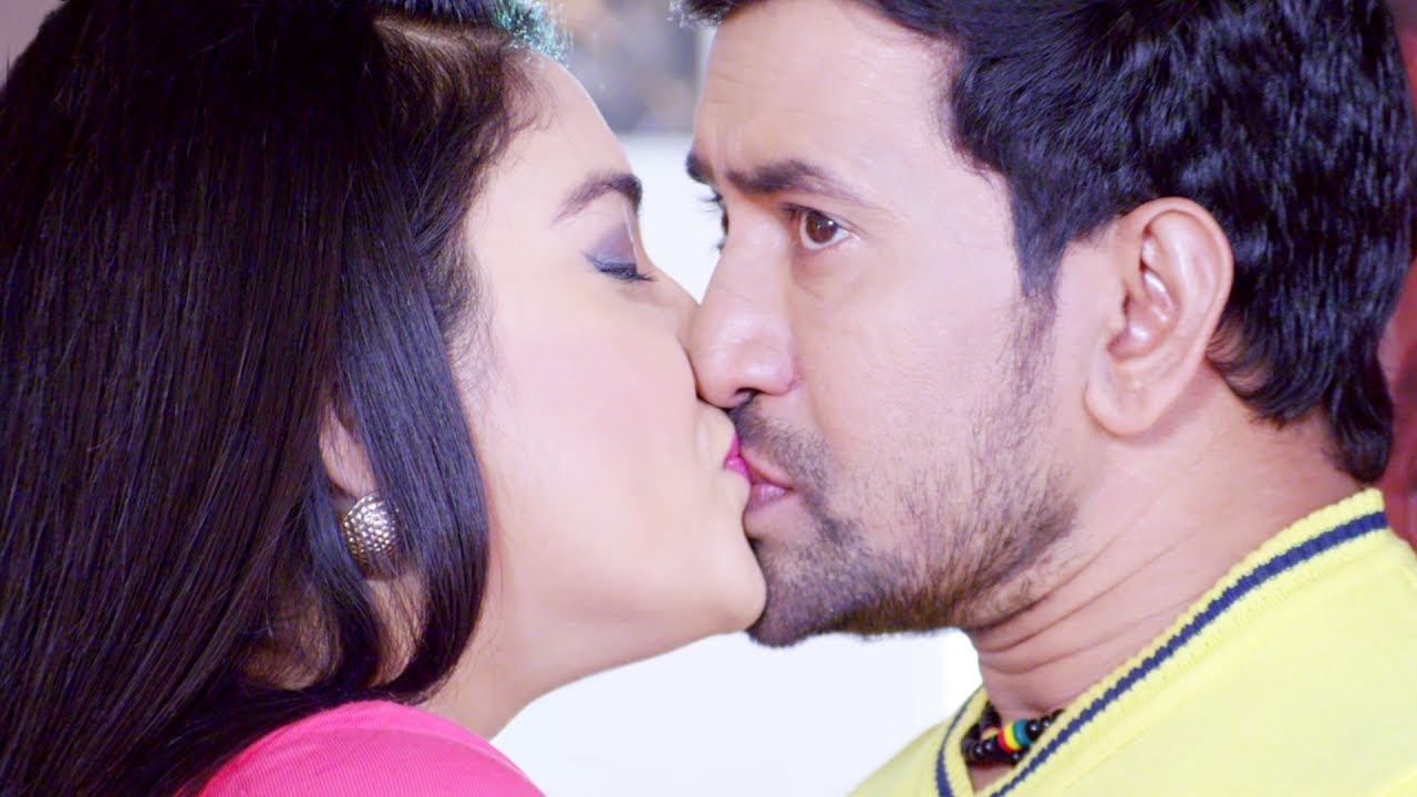 Dinesh Lal Yadav and Aamrapali Dubey - Secret Kissing | भोजपुरी वीडियो -  YouTube