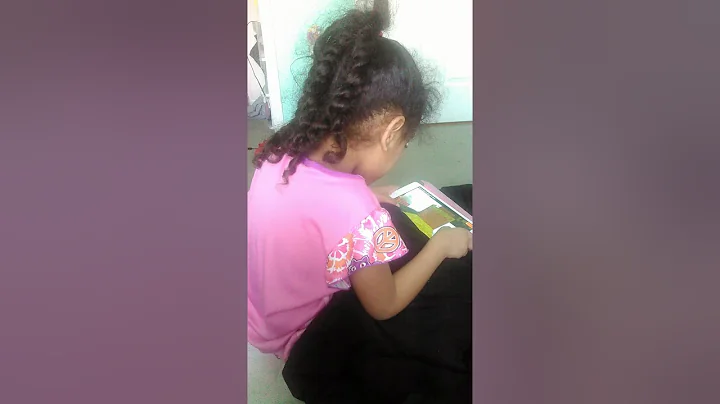 Brisea plays minecraft and sing