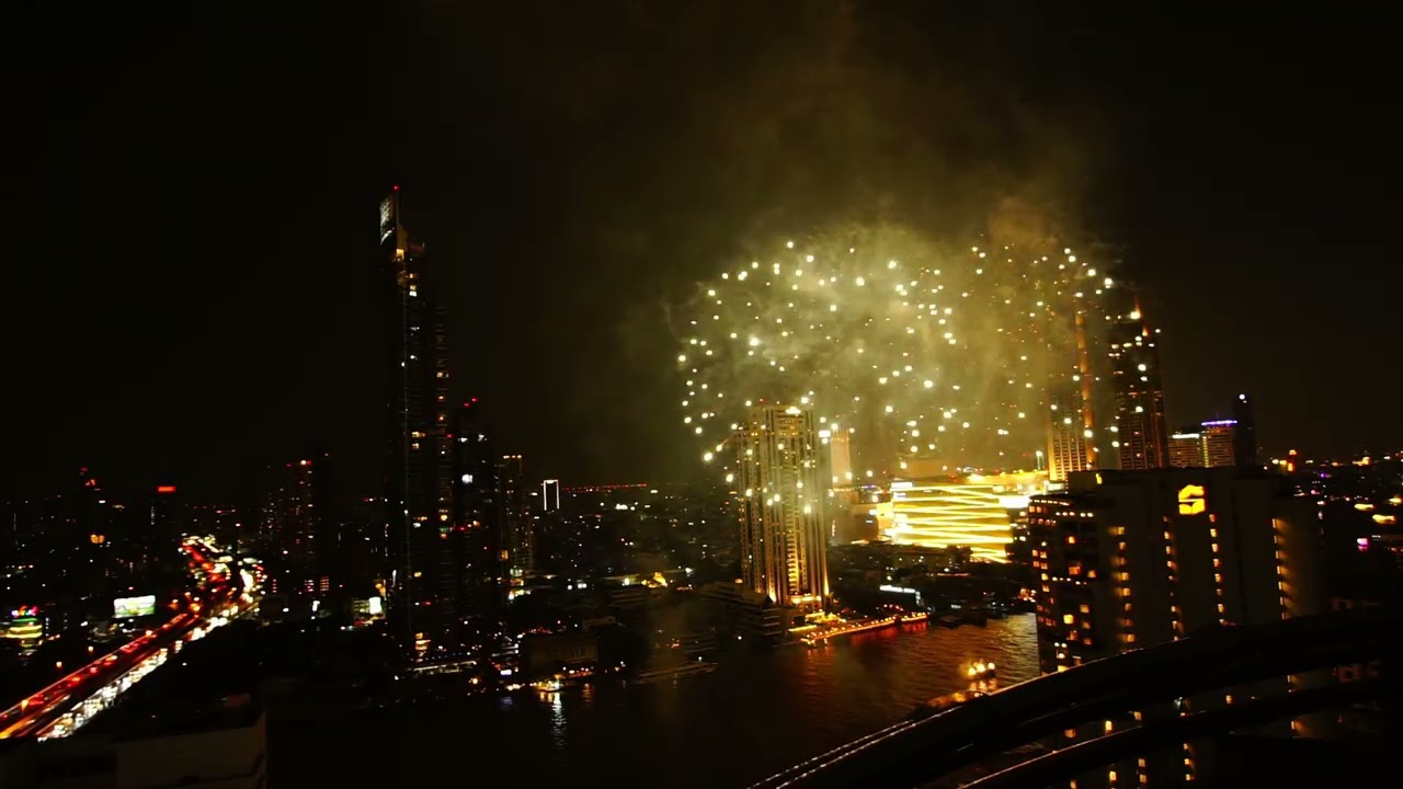 พลุเจ้าพระยา หน้าโรงแรมแพนนินซูล่า กรุงเทพ 12.12.25