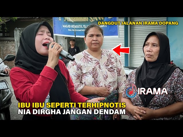 Si Ibu Terpukau Dengan Suara Merdu Nia Dirgha Jangan Dendam Versi Musik Jalanan Irama Dopang class=