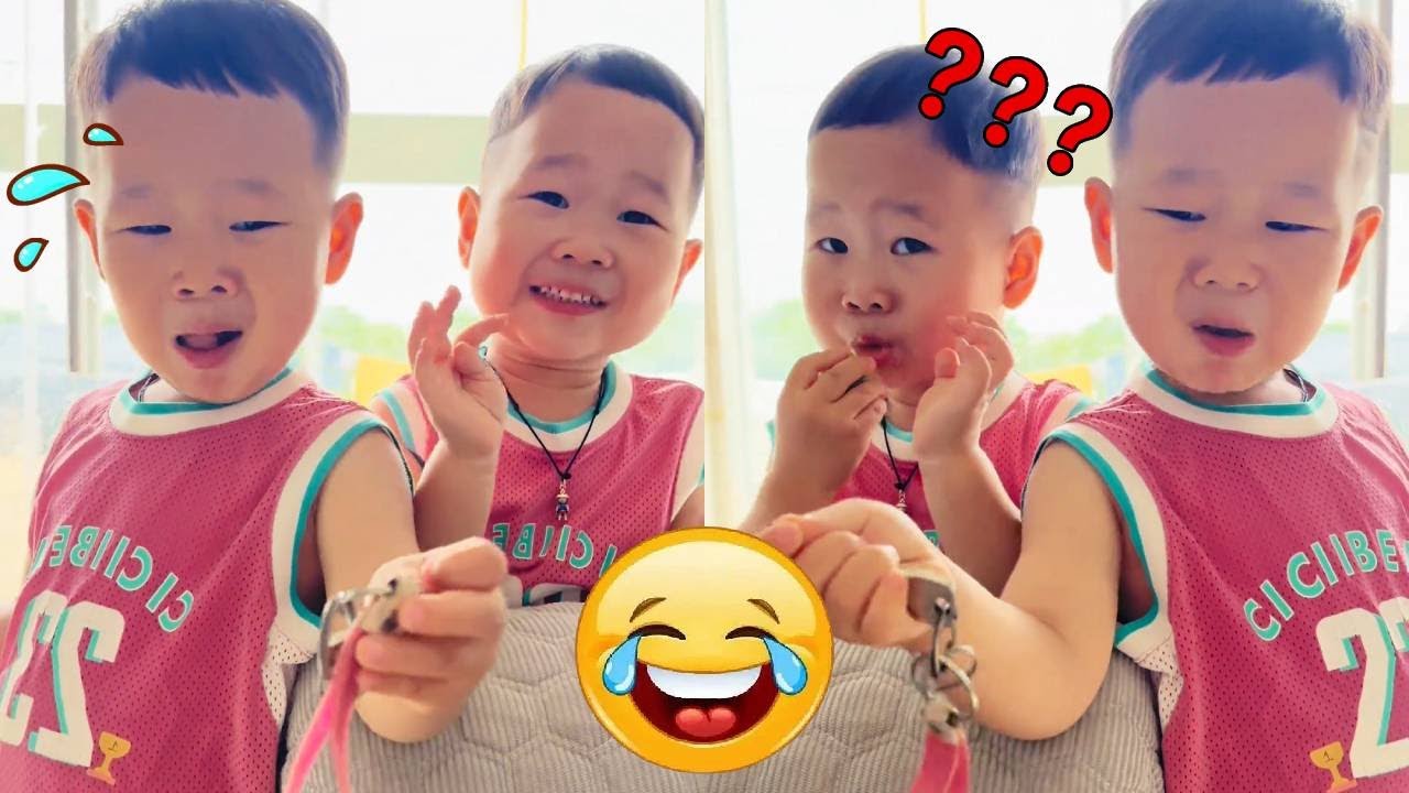 【超萌双胞胎】俩萌宝偷吃酸葡萄装淡定，结果同步”表情崩塌”狂吐籽，妈妈笑翻：”这演技还骗得了谁？”