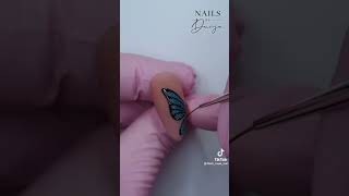 Decoración de uñas mariposa