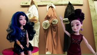 Descendants Mal and Bens FIRST PROM! Fts Evie & Doug Wardrobe Mishap Disney doll stories Dobertot