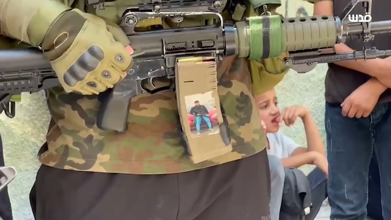 تشييع الشهيد عز الدين كنعان ووداعه في منزل ذويه في بلدة جبع جنوب جنين