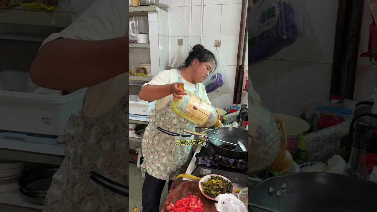 今天带着自己种的豆角到城里摆地摊当老板的一个小时。拿了一背篼还有一箩筐一个小时就买完了。都没有当老板够。在过几天地里有了再拿来城里面卖。今天回老家了家里的门全部都按上了。现在终于看起来像一个家的样子