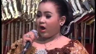 Niken Salindri Sinden Cilik dari Kediri masih kelas 3 SD suaranya Joss Banget..