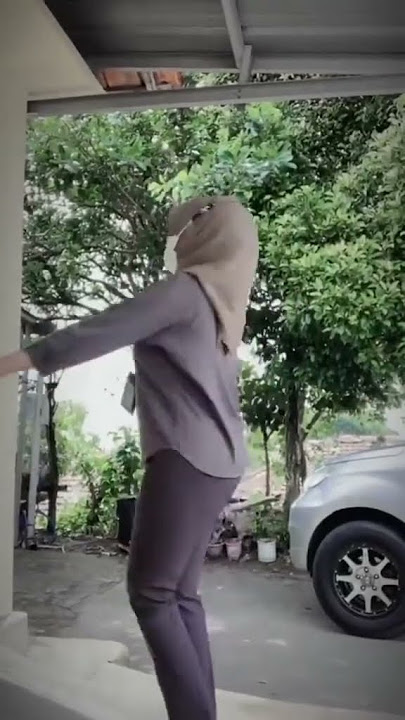 Jilbab diikat leher...celana kain tipis ketat