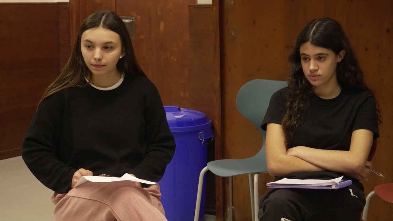 Deu joves al curs de monitor de lleure de la Font del Rieral