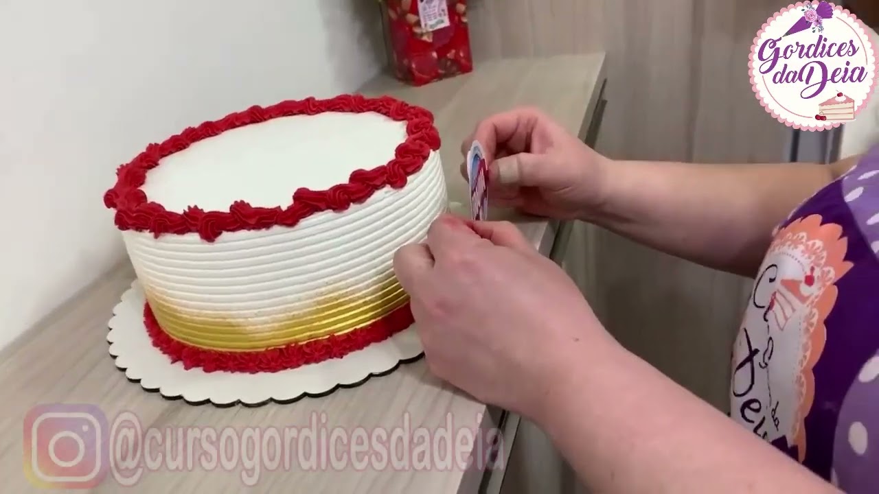 Bolo de Decoração Masculino Gordo com Chantilly e Colocando Cereja no Topo,  Banco de Video - Envato Elements