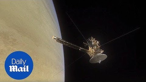 Incredible video shows Cassini spacecraft orbiting Saturn - Daily Mail