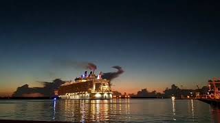 Oasis of the Seas Docking Port Canaveral Time Lapse