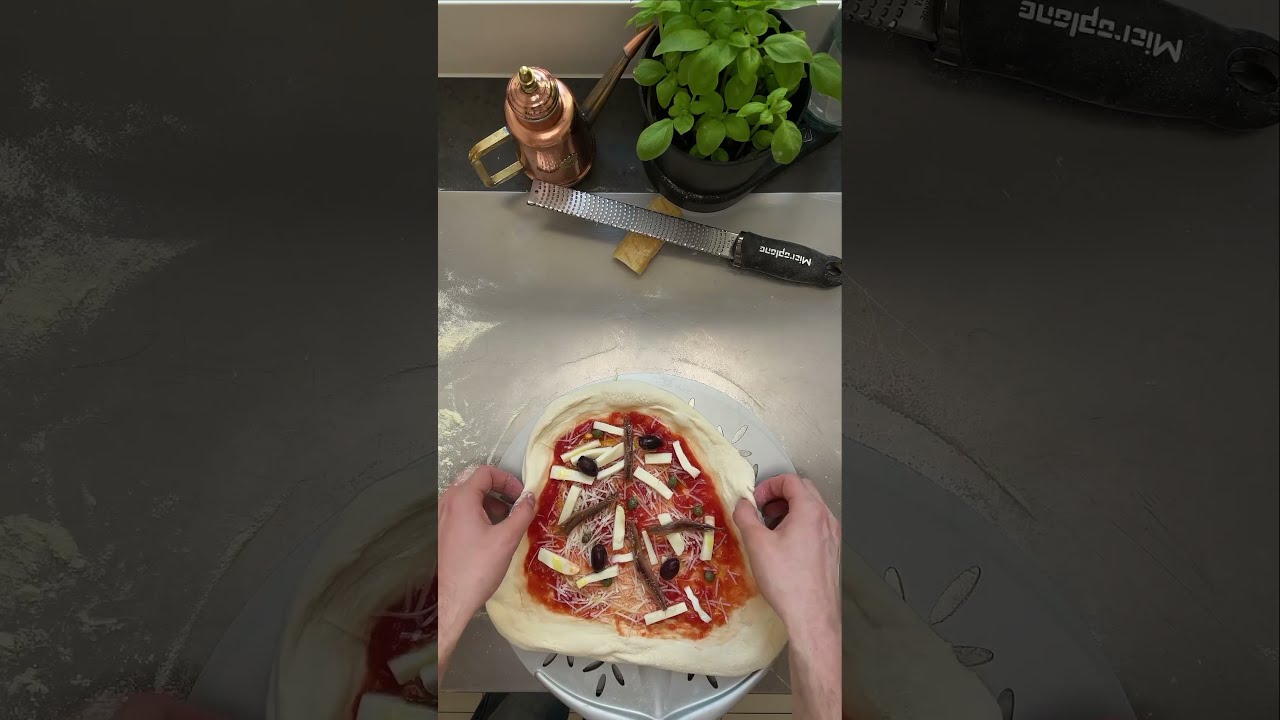 Pizza mit Sardellen, Oliven und Kapern 🍕🐟 - YouTube