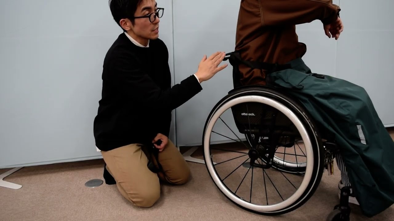 ケアウィル] 車椅子利用者用ウェア ひざ掛け 着用手順 防寒対策 晴雨 