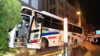 大型の空港バスが歩道乗り上げビルに衝突 運転手や乗客4人を搬送 神戸