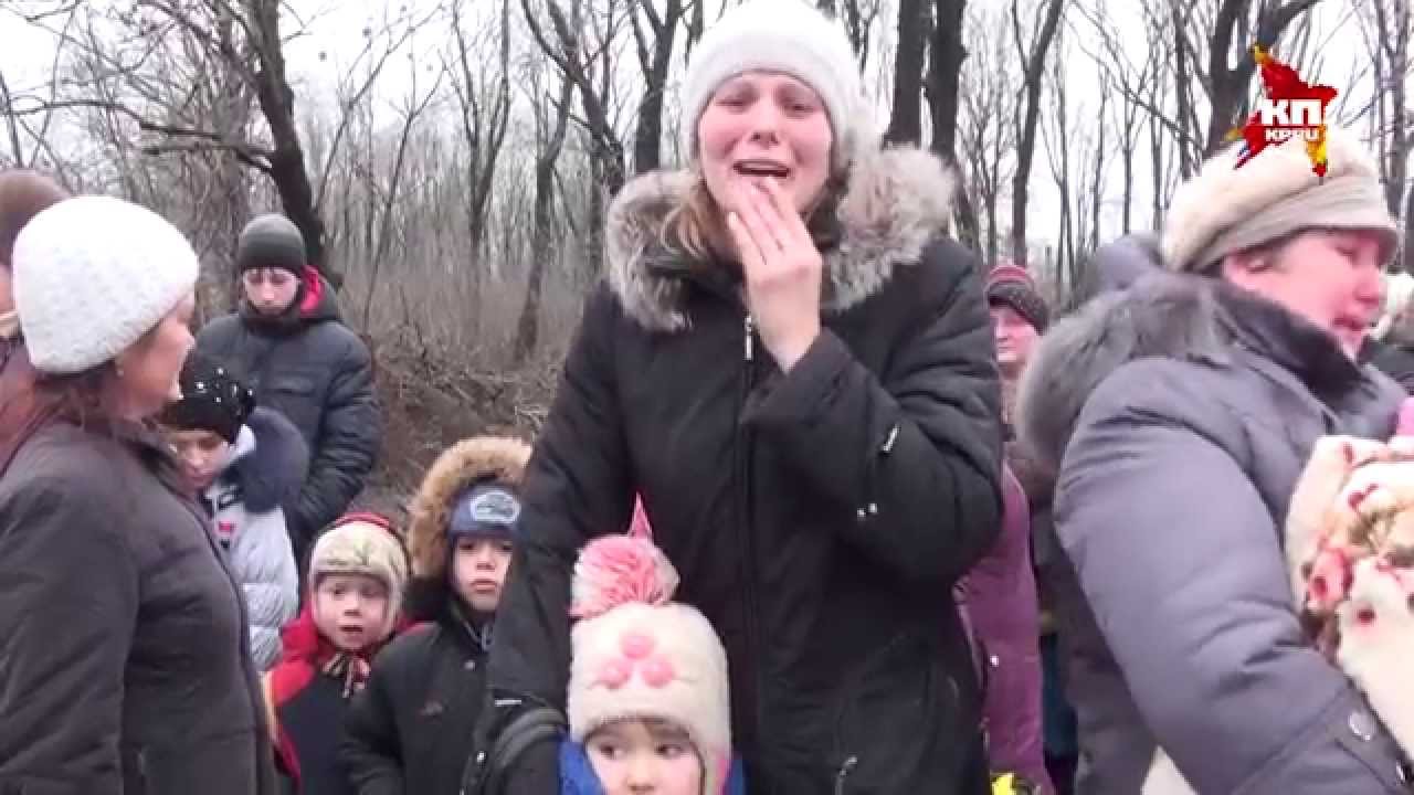 Ukraine, Uglegorsk: Civilians Flee the City under Ukrainian Shelling 03.02.2015 (Eng Subs)