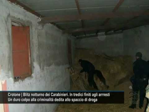 VenerdÃ¬ 3 aprile 2009 | In questa edizione di Report24: CROTONE | Blitz notturno dei Carabinieri. In tredici finiti agli arresti Un duro colpo alla criminalitÃ  dedita alla spaccio di droga Grazie ad un progetto investigativo denominato Pochissimo , durato ben 11 mesi e terminato nello scorso Novembre, i Carabinieri della Compagnia di Crotone in collaborazione con quelli di Catanzaro e le unitÃ  cinofile di Vibo Valentia, hanno assestato un altro duro colpo alla criminalitÃ  organizzata. Le indagini erano partite seguendo la pista riguardante una intimidazione fatta ad un noto assuntore di stupefacenti nel Dicembre del 2007 ed hanno portato dopo una lunga serie di intercettazioni e pedinamenti, alla carcerazione di ben 6 criminali, Daniele Pugliese, Armando Covelli, Gaetano Covelli, Armando Bevilacqua, Armando Passalacqua ed Antonio Donato, mentre altri 7 sono finiti agli arresti domiciliari. Non si tratterebbe propriamente di associazione a delinquere, come hanno riportato il Procuratore Generale Raffaele Mazzotta, il Colonnello dellArma Mario Conio, il Capitano Dente ed il Tenente Patruno, ma di un collettivo costituito da malviventi vincolati solidalmente e formato da Rom e residenti di Crotone e Catanzaro, che aveva creato una vera e propria catena di vendita di sostanze stupefacenti, in particolare hashish. La droga, in quantitÃ  anche superiore ai 3 kg, veniva spedita settimanalmente da Germaneto da Donato di 40 anni, detenuta da Bevilacqua di 20, per poi essere <b>...</b>