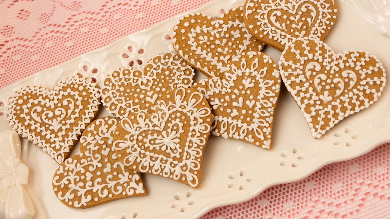 Tips for Piping Lace Designs With Royal Icing